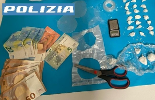 Ancona – Spaccio di cocaina suddivisa in involucri, albanese arrestato dalla polizia